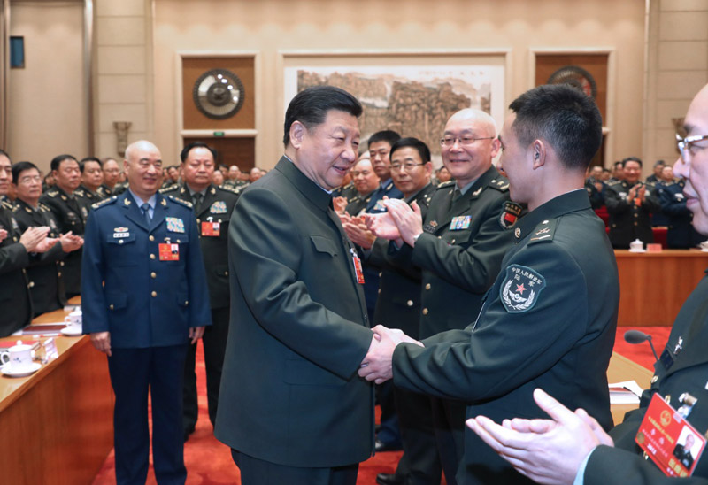 3月12日上午,中共中央总书记、国家主席、中央军委主席习近平出席十三届全国人大一次会议解放军和武警部队代表团全体会议。这是会议开始前,习近平亲切接见与会代表。